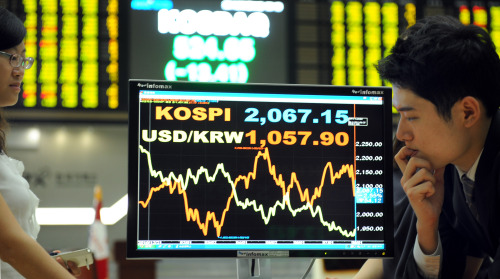 3일 오전 여의도 주가하락. 박현구 기자phko@heraldm.com 2011.08.02\r\nStockbroker looks at the board of the Korea Composite Stock Price index which tumbled by more than 50 points on Wednesday due to fiscal woes in the U.S. and Europe. Park Hyun-koo/The Korea Herald