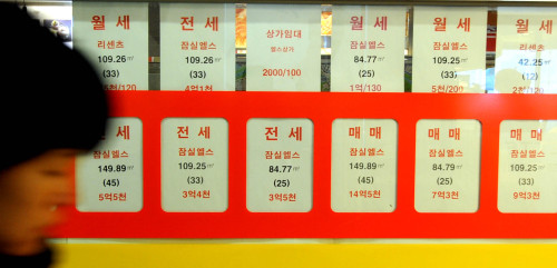 전세대란이 장기화되면서 11일 서울 송파구 잠실의 부동산 중계업소 시세판을 전세금이 올라 고쳐 적었다. 박현구 기자phko@heraldm.com 2011.02.11\r\n전세대란이 장기화되면서 11일 서울 송파구 잠실의 부동산 중계업소 시세판을 전세금이 올라 고쳐 적었다. 박현구 기자phko@heraldm.com 2011.02.11