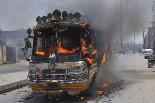 <YONHAP PHOTO-0450> In this picture taken on Aug. 1, 2011, an angry mob burn a vehicle in Karachi, Pakistan. Authorities called in paramilitary soldiers and police to quell political and criminal violence in Pakistan's largest city Tuesday Aug. 2 after 34 people were killed here in less that two days, officials said. (AP Photo/Shakil Adil)/2011-08-03 05:37:25/ <저작권자 ⓒ 1980-2011 ㈜연합뉴스. 무단 전재 재배포 금지.>\r\nA burnt-out vehicle smolders in Karachi on Monday. AP-Yonhap News