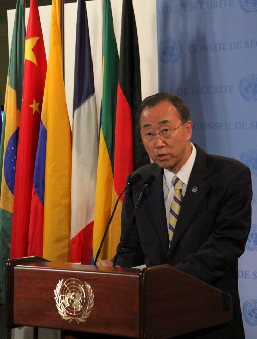 <YONHAP PHOTO-0499> (110803) -- NEW YORK, Aug. 3, 2011 (Xinhua) -- United Nations Secretary General Ban Ki-moon talks to the media after UN Security Council adopted a presidential statement on Syria at the UN headquarters in New York, Aug. 3, 2011. UN Security Council on Wednesday adopted a presidential statement on Syria, condemning Syrian authorities' use of force against civilians and called on all parties to the conflict to stop the violence. Meanwhile, Lebanon, a non-permanent-member of the Council and Syria's neighbor, disassociated itself from the statement. (Xinhua/Lin Qiong) (zw)/2011-08-04 07:55:38/ <저작권자 ⓒ 1980-2011 ㈜연합뉴스. 무단 전재 재배포 금지.>\r\nU.N. chief Ban Ki-moon talks to the media at the U.N. headquarters in New York after Security Council adopted a presidential statement on Wednesday. Xinhua-Yonhap News