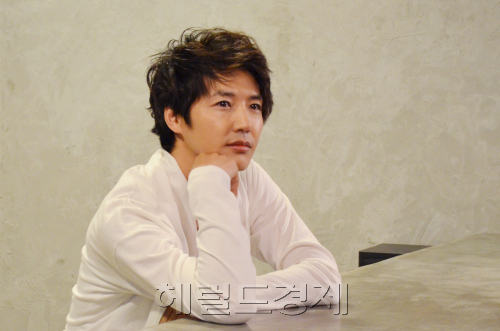 윤상현, 탤런트/ 윤상현, 야구장 촬영 때 시타한다