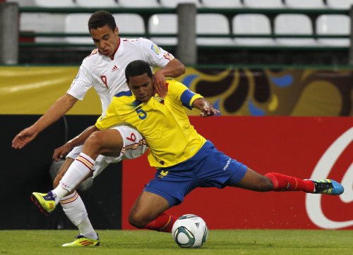 <YONHAP PHOTO-0482> CORRECTS BYLINE - Spain's Rodrigo, left, and Ecuador's Dennis Quinonez struggle for the ball during a U-20 World Cup group C soccer match in Manizales, Colombia, Wednesday, Aug. 3, 2011. (AP Photo/Ricardo Mazalan)/2011-08-04 07:51:42/ <저작권자 ⓒ 1980-2011 ㈜연합뉴스. 무단 전재 재배포 금지.>\r\nSpain’s Rodrigo (left) and Ecuador’s Dennis Quinonez battle for the ball on Wednesday.  AP-Yonhap News