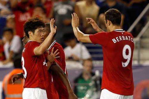 <YONHAP PHOTO-0566> HARRISON, NJ - JULY 27: Ji-Sung Park #13 of the Manchester United celebrates his goal in the forty-fifth minute with teammate Dimitar Berbatov #9 against the MLS All-Stars during the MLS All-Star Game at Red Bull Arena on July 27, 2011 in Harrison, New Jersey. Mike Stobe/Getty Images for the New York Red Bulls/AFP== FOR NEWSPAPERS, INTERNET, TELCOS & TELEVISION USE ONLY == /2011-07-28 11:26:17/ <저작권자 ⓒ 1980-2011 ㈜연합뉴스. 무단 전재 재배포 금지.>\r\nPark Ji-sung (left) and Dimitar Berbatov of Manchester United are looking to start strong in the English Premier League.\r\n AFP-Yonhap News