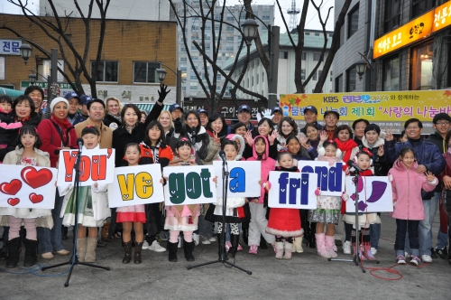 Lee with members of the Waterdrop charity and their families at their first bazaar in Insadong in 2009  Waterdrop