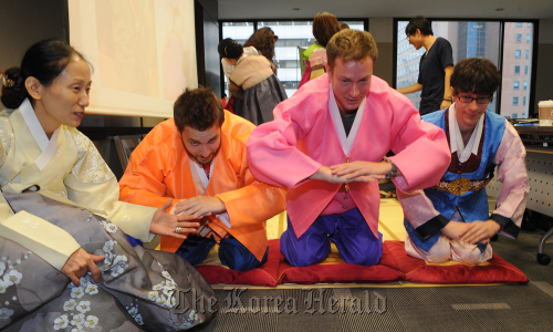 서울시 인턴 필드 트립 한복체험행사.<br />이상섭 기자 babtong@heraldm.com 2011.08.04\r\nForeign interns try to make a traditional Korean bow during a Korean culture event at the Korea Tourism Organization, Thursday.  Lee Sang-sub/The Korea Herald