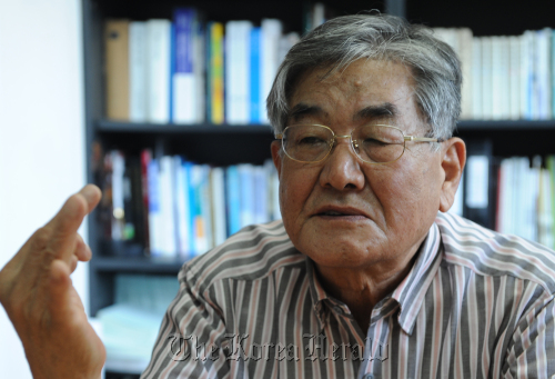 북한인권시민연합 윤형 이사장인터뷰.<br />이상섭 기자 babtong@heraldm.com 2011.07.21\r\nYoon Hyun, chairman of the Citizens’ Alliance for North Korean Human Rights, speaks in a recent interview with The Korea Herald at his office in Seoul.  Lee Sang-sub/The Korea Herald
