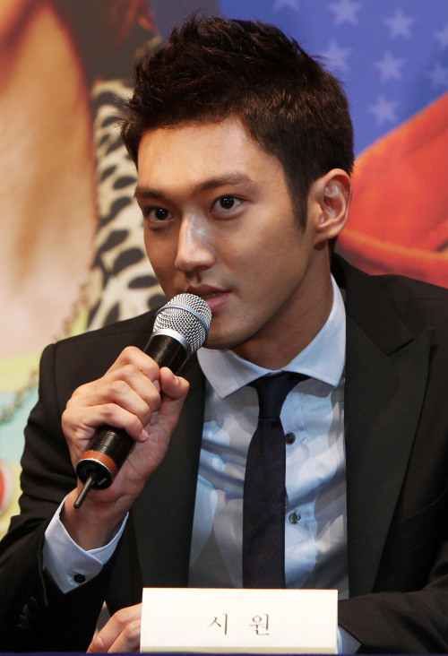 시원(최시원), 가수(슈퍼주니어), 탤런트/Super Junior promises to meet more international fans with ‘Mr.Simple’
