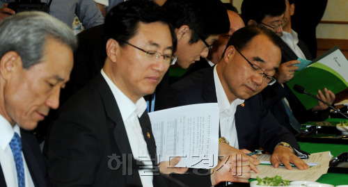 5일 오전 한ㆍ미 자유무역협정(FTA) 비준안을 논의하기 위한 여야정 협의체 제4차 회의가 국회 귀빈식당에서 열려 박재완 기획재정부장관 등 참석자들이 남경필 외교통상통일위원장의 모두발언을 듣고 있다.비준안 처리 시점을 둘러싼 여야 간의 충돌이 예상된다.<br />박현구 기자phko@heraldm.com 2011.08.05\r\n5일 오전 한ㆍ미 자유무역협정(FTA) 비준안을 논의하기 위한 여야정 협의체 제4차 회의가 국회 귀빈식당에서 열려 박재완 기획재정부장관 등 참석자들이 남경필 외교통상통일위원장의 모두발언을 듣고 있다.비준안 처리 시점을 둘러싼 여야 간의 충돌이 예상된다.\n박현구 기자phko@heraldm.com 2011.08.05
