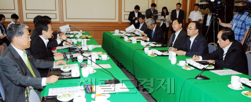 5일 오전 한ㆍ미 자유무역협정(FTA) 비준안을 논의하기 위한 여야정 협의체 제4차 회의가 국회 귀빈식당에서 열려 박재완 기획재정부장관 등 참석자들이 남경필 외교통상통일위원장의 모두발언을 듣고 있다.비준안 처리 시점을 둘러싼 여야 간의 충돌이 예상된다.<br />박현구 기자phko@heraldm.com 2011.08.05\r\n5일 오전 한ㆍ미 자유무역협정(FTA) 비준안을 논의하기 위한 여야정 협의체 제4차 회의가 국회 귀빈식당에서 열려 박재완 기획재정부장관 등 참석자들이 남경필 외교통상통일위원장의 모두발언을 듣고 있다.비준안 처리 시점을 둘러싼 여야 간의 충돌이 예상된다.\r\n박현구 기자phko@heraldm.com 2011.08.05