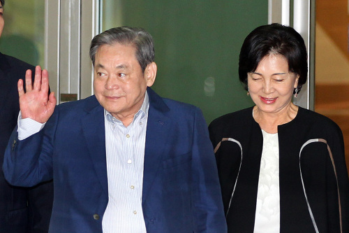 이건희, 삼성전자 (회장)/홍라희, 리움 (관장)/ 이건희회장 부부의 원불교 사랑..해외포교에 120억 기부/(연합)