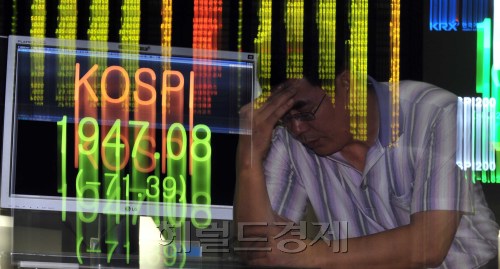 5일 오전 서울 여의도 한국거래소 시황판이 코스피 지수 2000선이 붕괴를 보이고 있다.<br />김명섭 기자 msiron@\r\n5일 오전 서울 여의도 한국거래소 시황판이 코스피 지수 2000선이 붕괴를 보이고 있다.\n김명섭 기자 msiron@