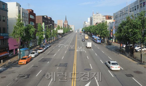 본격적인 휴가철인 가운데 5일 오전 서울시 신촌 부근의 한도로가 출근시간임에도 불구하고 한산한 모습을 보이고 있다.<br />이상섭 기자 babtong@heraldm.com 20110805\r\n지긋지긋한 집중호우가 멈추고 무더위마저도 반가운 본격적인 휴가시즌을 맞은 가운데 5일 오전 서울 신촌 부근의 한 도로가 출근시간임에도 불구하고 한산한 모습을 보이고 있다. 이상섭 기자/babtong@heraldm.com