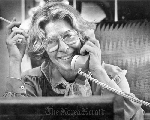 Polly Platt on the phone at her office at Paramount Pictures in Hollywood in 1984.  Bob Chamberlin/Los Angeles Times/MCT