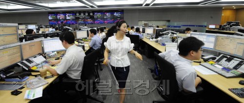 글로벌 경제에 대한 불안감으로 5일 코스피 2000선이 붕괴되는 등 증시가 크게 출렁이자 이날 오전 서울 명동 외환은행 딜링룸에서 딜러들이 바쁘게 움직이고 있다.  박해묵 기자/mook@heraldm.com