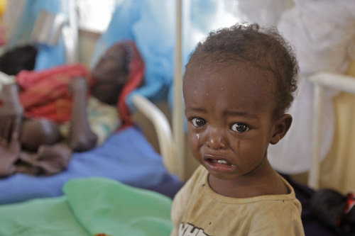 <YONHAP PHOTO-2012> A malnourished child cries at a field hospital of the International Rescue Committee, IRC, in Dadaab, Kenya, Wednesday, Aug. 3, 2011. Dadaab, a camp designed for 90,000 people now houses around 440,000 refugees. Almost all are from war-ravaged Somalia. Some have been here for more than 20 years, when the country first collapsed into anarchy. But now more than 1,000 are arriving daily, fleeing fighting or hunger.(AP Photo/Schalk van Zuydam)/2011-08-03 18:58:43/ <저작권자 ⓒ 1980-2011 ㈜연합뉴스. 무단 전재 재배포 금지.>\r\nA malnourished child cries at a hospital of the International Rescue Committee in Kenya on Wednesday. AP-Yonhap News