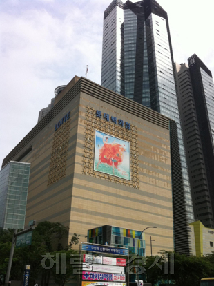 최근 서울 자양동 건대입구역 지구단위계획구역 내 일반주거지역 일부가 상업지역으로 변경 지정되면서 이 일대 부동산 호가도 뛰고 있다. 사진은 능동로 건너편 같은 지구단위계획구역 내에 들어서 있는 롯데백화점 스타시티점과 더클래식500 전경.