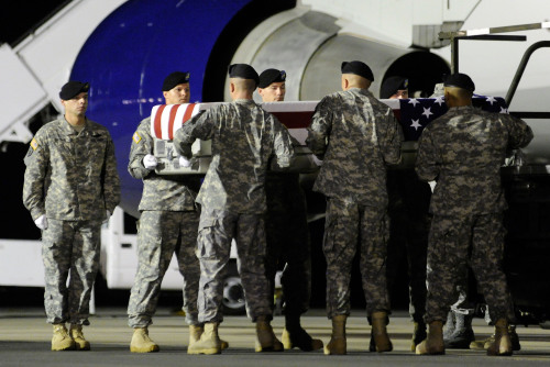 <YONHAP PHOTO-1074> An Army carry team lifts a transfer case containing the remains of Spc. Barun Rai Friday, Aug. 5, 2011 at Dover Air Force Base, Del. According to the Department of Defense, Rai, 24, of Silver Spring, Md., died Aug. 3, 2011 in Logar province, Afghanistan of injuries sustained during a vehicle rollover. (AP Photo/Steve Ruark)/2011-08-06 11:38:20/ <저작권자 ⓒ 1980-2011 ㈜연합뉴스. 무단 전재 재배포 금지.>\r\nSoldiers lift a transfer case containing the remains of a trooper who died in Afghanistan at Dover Air Force Base, Delaware on Friday.  AP-Yonhap News