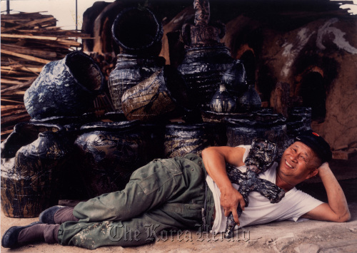 Jung Kwang in front of a kiln.  Kim Ok-su/ SAC\r\nJung Kwang in front of a kiln.  Kim Ok-su/ SAC\r\nJung Kwang in front of a kiln.  Kim Ok-su/ SAC