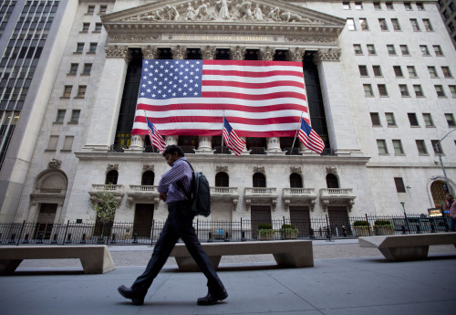 <YONHAP PHOTO-1822> FILE - In this Aug. 5, 2011, file photo a pedestrian walks past the New York Stock Exchange on earl in New York, a day stocks around the world tumbled ahead of crucial U.S. jobs figures. Anger at the nation's leaders for taking so long to strike a debt-ceiling deal has turned into high anxiety over jobs and the economy amid growing fears of a new recession. Standard & Poor's downgrading of the nation's credit rating a notch for the first time ever only added to the tension. (AP Photo/Jin Lee, File)/2011-08-06 22:57:10/ <저작권자 ⓒ 1980-2011 ㈜연합뉴스. 무단 전재 재배포 금지.>\r\nThe New York Stock Exchange in New York on Friday.     AP-Yonhap News