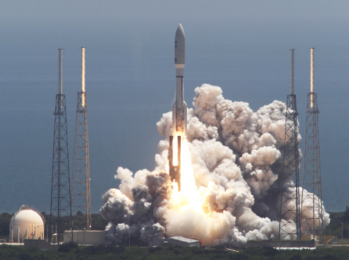<YONHAP PHOTO-0463> An Atlas V rocket with the Juno spacecraft lifts off from Space Launch Complex-41 in Cape Canaveral, Fla. on Friday, Aug. 5, 2011. NASA launched the spacecraft atop an unmanned rocket that blasted into a clear midday sky as scientists cheered and yelled "Go Juno!" It was the first step in Juno's 1.7 billion-mile voyage to the gas giant Jupiter, just two planets away but altogether different from Earth and next-door neighbor Mars. (AP Photo/Terry Renna)/2011-08-06 06:10:01/ <저작권자 ⓒ 1980-2011 ㈜연합뉴스. 무단 전재 재배포 금지.>\r\nA rocket with the Juno spacecraft blasts off from Cape Canaveral, Florida on Friday.   AP-Yonhap News