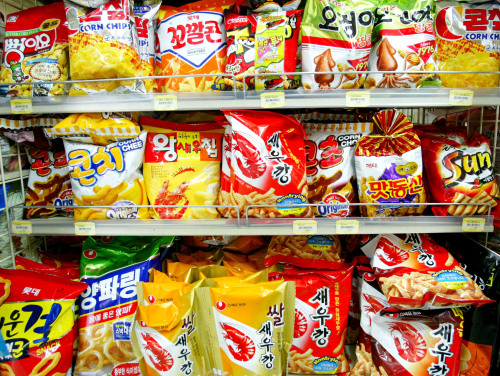 스넥 과자류 2006.05.02\r\nSnacks are displayed on the shelves of a local retail store in central Seoul on Sunday. \n Ahn Hoon/The Korea Herald