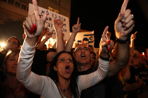<YONHAP PHOTO-0245> Israelis chant slogans as they march to the residence of Israel's Prime Minister Benjamin Netanyahu in Jerusalem on August 6, 2011 to protest against rising housing prices and social inequalities in the Jewish state. Hundreds of thousands of Israelis took to the streets across the country to protest against the high cost of living, demanding "social justice." In Jerusalem the protesters who gathered outside the residence of the Premier held up banners that read: "A whole generation wants a future." AFP PHOTO/GALI TIBBON /2011-08-07 07:12:08/ <저작권자 ⓒ 1980-2011 ㈜연합뉴스. 무단 전재 재배포 금지.>\r\nIsraelis chant slogans as they march to the residence of Prime Minister Benjamin Netanyahu in Jerusalem on Saturday. AFP-Yonhap News