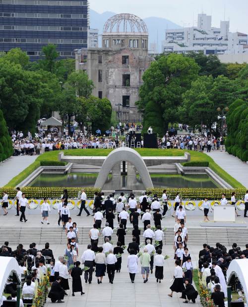 <YONHAP PHOTO-0933> People carry flowers to the alter at the Peace Memorial Park during the service to commemorate the 1945 atomic bombing of Hiroshima at Hiroshima on August 6, 2011. Japan marks the 66th anniversary of US atomic bombing of Hiroshima as the country struggles to end a crisis at a nuclear power plant ravaged by the March quake-tsunami disaster. AFP PHOTO / TORU YAMANAKA /2011-08-06 09:45:28/ <저작권자 ⓒ 1980-2011 ㈜연합뉴스. 무단 전재 재배포 금지.>\r\nPeople carry flowers to the alter at the Peace Memorial Park to commemorate the 1945 atomic bombing of Hiroshima at Hiroshima on Saturday.  AFP-Yonhap News