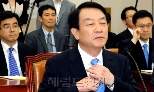 권재진 법무부장관 후보자가 8일 오전 <br />서울 여의도 국회 법제사법위원회 회의실에서 열린 인사청문회에서 선서를  앞서 넥타이를 만지고 있다. 박현구 기자phko@heraldm.com 2011.08.08\r\n권재진 법무부장관 후보자가 8일 오전 \n서울 여의도 국회 법제사법위원회 회의실에서 열린 인사청문회에서 선서를  앞서 넥타이를 만지고 있다. 박현구 기자phko@heraldm.com 2011.08.08\r\n권재진 법무부 장관 후보자가 8일 국회에서 열린 인사청문회에 출석해 자신의 넥타이를 고쳐매고 있다.  박현구 기자/phko@heraldm.com