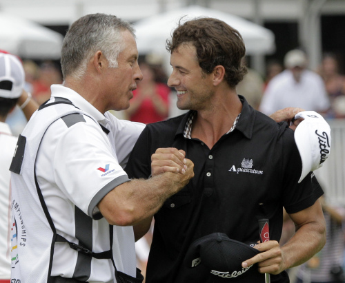 <YONHAP PHOTO-0532> Adam Scott, right, is congratulated by caddie Steve Williams after winning the Bridgestone Invitational golf tournament at Firestone Country Club in Akron, Ohio, Sunday, Aug. 7, 2011. Scott finished at 17-under par for a four-shot win. (AP Photo/Amy Sancetta)/2011-08-08 07:15:59/ <저작권자 ⓒ 1980-2011 ㈜연합뉴스. 무단 전재 재배포 금지.>\r\nAdam Scott (right) is congratulated by caddie Steve Williams after his victory on Sunday. AP-Yonhap News