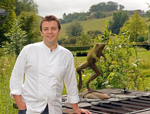 <YONHAP PHOTO-1227> TO GO WITH: Lifestyle-France-gastronomy-people-Gauthier INTERVIEW by Gersende Rambourg In a picture taken on July 27, 2011 French chef of Michelin-starred restaurant La Grenouillere Alexandre Gauthier poses in the garden at the restaurant in La Madeleine-sous-Montreuil. Eating at Alexandre Gauthier's restaurant should put customers in the mood for making love "otherwise it didn't work," said the young chef whose cuisine is luring foodies from far and wide to the north of France. AFP PHOTO / PHILIPPE HUGUEN /2011-08-06 13:01:36/ <저작권자 ⓒ 1980-2011 ㈜연합뉴스. 무단 전재 재배포 금지.>\r\nFrench chef of Michelin-starred restaurant La Grenouillere Alexandre Gauthier poses in the garden at the restaurant in La Madeleine-sous-Montreuil on July 27.    AFP-Yonhap News\r\nFrench chef of Michelin-starred restaurant La Grenouillere Alexandre Gauthier poses in the garden at the restaurant in La Madeleine-sous-Montreuil on July 27.    AFP-Yonhap News