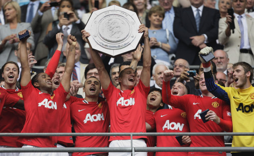 <YONHAP PHOTO-0152> Manchester United's Nemanja Vidic, center, holds the trophy after beating Manchester City 3-2 during their English FA Community Shield soccer match at Wembley Stadium, London, Sunday Aug. 7, 2011. (AP Photo/Jon Super)/2011-08-08 01:24:46/ <저작권자 ⓒ 1980-2011 ㈜연합뉴스. 무단 전재 재배포 금지.>\r\nManchester United players celebrate after their win over Manchester City. \n AP-Yonhap News