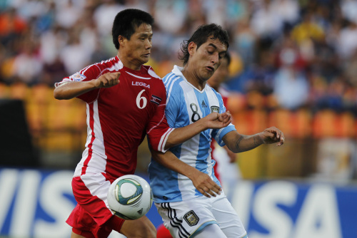 <YONHAP PHOTO-0505> North Korea's Il Jin, left, and Argentina's Roberto Pereyra fight for the ball during a U-20 World Cup group F soccer match in Medellin, Colombia, Thursday, Aug. 4, 2011. (AP Photo/Ricardo Mazalan)/2011-08-05 08:14:09/ <저작권자 ⓒ 1980-2011 ㈜연합뉴스. 무단 전재 재배포 금지.>\r\nArgentina’s Roberto Pereyra (right) in action against North Korea.  AP-Yonhap News