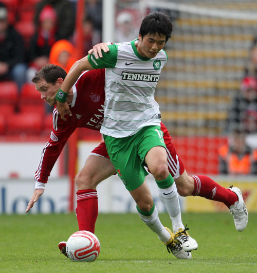 <YONHAP PHOTO-1386> Celtic's Ki Sung-Yeung, front, tussles with Aberdeen's Scott Vernon during their Scottish Premier League soccer match at Pittodrie Stadium in Aberdeen, Scotland, Sunday Aug. 7, 2011. (AP Photo/Lynne Cameron/PA) UNITED KINGDOM OUT - NO SALES - NO ARCHIVES/2011-08-07 23:03:44/ <저작권자 ⓒ 1980-2011 ㈜연합뉴스. 무단 전재 재배포 금지.>\r\nCeltic’s Ki Sung-yueng (right) and Aberdeen’s Scott Vernon challenge for the ball.  AP-Yonhap News