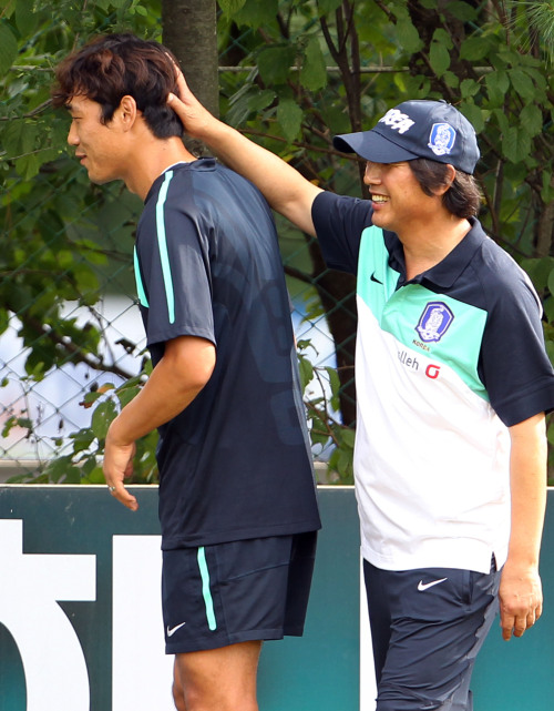 <YONHAP PHOTO-0830> 박주영과 조광래 감독 (파주=연합뉴스) 서명곤 기자 = 한일전을 앞두고 축구대표팀 훈련이 시작된 7일 오후 파주NFC(대표팀트레이닝센터)에서 조광래 감독과 박주영이 활짝 웃으며 이야기를 나누고 있다. 2011.8.7 seephoto@yna.co.kr/2011-08-07 17:39:20/ <저작권자 ⓒ 1980-2011 ㈜연합뉴스. 무단 전재 재배포 금지.>\r\nNational team head coach Cho Kwang-rae (right) is expecting Park Chu-young to carry the offensive load in Lee Chung-yong’s absence.  Yonhap News