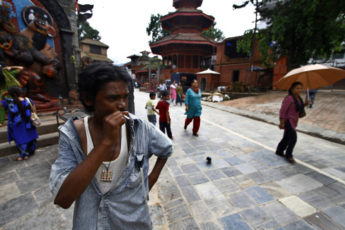 <YONHAP PHOTO-1176> A man smokes near Basantapur Durbar Square in Katmandu, Nepal, Sunday, Aug.7, 2011. Nepal has banned smoking in public and threatens to punish repeat offenders with steep fines. Airports, hotels, restaurants, government offices and public transport will now be smoke-free under the new law that went into effect Sunday. More than 40 percent of Nepalese smoke cigarettes or other tobacco products including hand-rolled bidis and hookah pipes, with more people puffing in the countryside than in cities.( AP Photo/Niranjan Shrestha)/2011-08-07 20:54:03/ <저작권자 ⓒ 1980-2011 ㈜연합뉴스. 무단 전재 재배포 금지.>\r\nA man smokes near Basantapur Durbar Square in Katmandu, Nepal, Sunday.     AP-Yonhap News\r\nA man smokes near Basantapur Durbar Square in Katmandu, Nepal, Sunday.     AP-Yonhap News