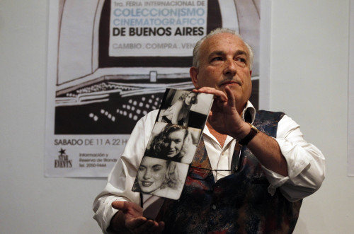 <YONHAP PHOTO-0659> Spain's memorabilia collector Mikel Barsa holds up pictures of, according to himself, are images of a film showing Marilyn Monroe having sex when she was still an underage actress known as Norma Jean Baker during the auction of the film in Buenos Aires, Argentina Sunday, Aug. 7, 2011.The auction was a flop. Nobody came forward willing to pay Mikel Barsa's starting price of 2 million Argentine pesos, about $480,000. Barsa said it didn't help matters that a spokeswoman for Monroe's estate was quoted in an Associated Press interview calling the whole thing a fraud. (AP Photo/Natacha Pisarenko)/2011-08-08 09:12:19/ <저작권자 ⓒ 1980-2011 ㈜연합뉴스. 무단 전재 재배포 금지.>\r\nMemorabilia collector Mikel Barsa holds up stills from what he claims is a film showing Marilyn Monroe having sex when still underage during its auction in Buenos Aires, Argentina, Sunday. AP-Yonhap News