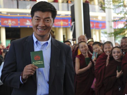 <YONHAP PHOTO-1038> (FILES) In this photograph taken on March 20, 2011, the new Tibetan Prime Minister Lobsang Sangey arrives to cast his vote during the Tibetan Parliament election at the Buddhist Temple polling station in Dharamasala. The 43-year-old Harvard scholar, will be sworn in as head of the Tibetan government in exile on August 8, 2011, replacing the Dalai Lama as the Tibetan movement's political leader. In an historic shift from the dominance of Tibetan politics by religious figures, the new prime minister, who has never set foot in Tibet, will assume the temporal duties relinquished by the Dalai Lama in May. AFP PHOTO/RAVEENDRAN/ FILES /2011-08-08 12:06:06/ <저작권자 ⓒ 1980-2011 ㈜연합뉴스. 무단 전재 재배포 금지.>\r\nNew Tibetan Premier Lobsang Sangey  AFP-Yonhap News\r\nNew Tibetan Premier Lobsang Sangey.  AFP-Yonhap News