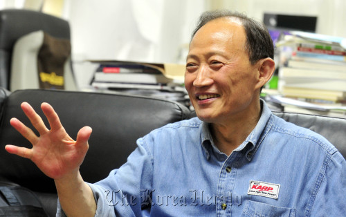 주명룡 대한은퇴자협회장<br />김명섭 기자 msiron@\r\nJuch Myong-yong, chairman of the Korean Association of Retired Persons, in a recent interview with The Korea Herald.   The Korea Herald/ Kim Myung-sub