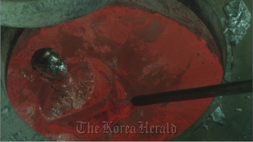 A scene from Che One-joon’s video “Spinning Wheel.”