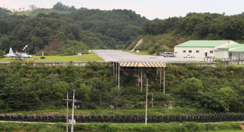 <YONHAP PHOTO-0888> 기밀누설 김상태 前공군총장 운영중인 비행학교 (여주=연합뉴스) 신영근 기자 = 군사기밀을 누설한 혐의로 기소된 김상태(81) 전 공군참모총장이 운영하고 있는 것으로 알려진 경기도 여주군 가남면의 비행학교. 검찰은 김 전 총장이 군사기밀을 넘기는 대가로 장기간 거액의 수수료를 받아온 만큼 해당 비행학교를 관리, 운영하는데 이 돈이 사용됐을 가능성도 있다고 보고 자금 흐름을 살펴볼 것으로 알려졌다. 2011.8.8. << 지방기사 참고 >> drops@yna.co.kr http://blog.yonhapnews.co.kr/geenang/2011-08-08 11:14:03/ <저작권자 ⓒ 1980-2011 ㈜연합뉴스. 무단 전재 재배포 금지.>\r\nA 7 billion won airfield privately owned by former South Korean Air Force Chief of Staff Kim Sang-tae in Yeoju-gun, Gyeonggi Province Yonhap News