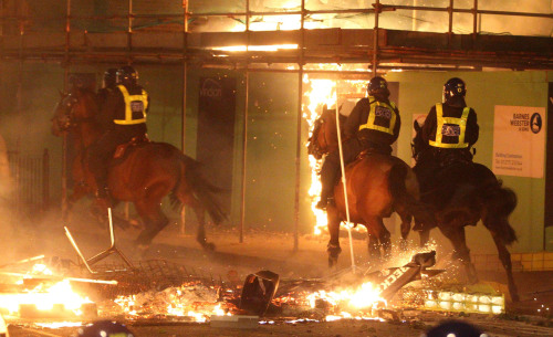 <YONHAP PHOTO-0847> Mounted police officers chase rioters on the streets in Tottenham, north London, on Sunday Aug. 7, 2011. The gritty north London neighborhood of Tottenham exploded in anger Saturday night after a young man was shot to death by police. (AP Photo/PA, Lewis Whyld) UNITED KINGDOM OUT, NO SALES, NO ARCHIVES/2011-08-07 17:41:26/ <저작권자 ⓒ 1980-2011 ㈜연합뉴스. 무단 전재 재배포 금지.>\r\nMounted police officers chase rioters on the streets of London on Sunday. AP-Yonhap News