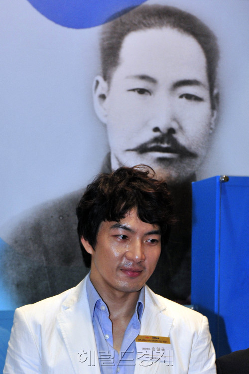 롯데백화점은 광복절 66주년을 기념해 8일 소공동 본점에서 나라사랑 기금 1억원 전달식이 열려 배우 송일국씨가 김좌진 장군 사진밑에 서있다. 바자회는 12입부터 7일간 전국 29개점포에서 진행되며 본점에서는 유명인사 소장품을 판매하는 기증상품전도 열린다.<br />김명섭 기자 msiron@\r\n롯데백화점은 광복절 66주년을 기념해 8일 소공동 본점에서 나라사랑 기금 1억원 전달식이 열려 배우 송일국씨가 김좌진 장군 사진밑에 서있다. 바자회는 12입부터 7일간 전국 29개점포에서 진행되며 본점에서는 유명인사 소장품을 판매하는 기증상품전도 열린다.\n김명섭 기자 msiron@