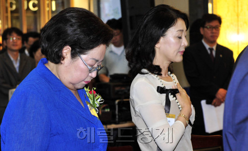 롯데백화점은 광복절 66주년을 기념해 8일 소공동 본점에서 나라사랑 기금 1억원 전달식을 가져 김을동 국회의원과 배우 윤석화가 순국선열에 대한 묵념을 하고 있다. 바자회는 12입부터 7일간 전국 29개점포에서 진행되며 본점에서는 유명인사 소장품을 판매하는 기증상품전도 열린다.<br />김명섭 기자 msiron@\r\n롯데백화점은 광복절 66주년을 기념해 8일 소공동 본점에서 나라사랑 기금 1억원 전달식을 가져 김을동 국회의원과 배우 윤석화가 순국선열에 대한 묵념을 하고 있다. 바자회는 12입부터 7일간 전국 29개점포에서 진행되며 본점에서는 유명인사 소장품을 판매하는 기증상품전도 열린다.\n김명섭 기자 msiron@