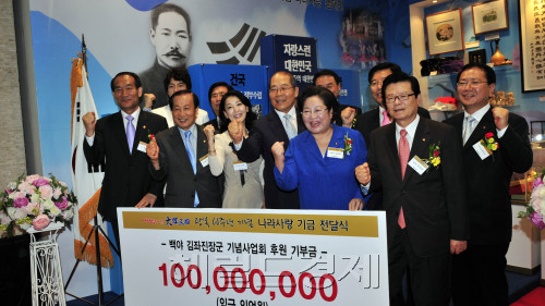 롯데백화점은 광복절 66주년을 기념해 8일 소공동 본점에서 허태열 국회 정무위원장, 홍사덕 국회의원, 김을동 국회의원, 박승춘 국가보훈처장, 이철우 롯데백화점 대표이사, 배우 송일국, 윤석화씨 등이  참석해 나라사랑 기금 1억원 전달식을 가졌다. 바자회는 12입부터 7일간 전국 29개점포에서 진행되며 본점에서는 유명인사 소장품을 판매하는 기증상품전도 열린다.<br />김명섭 기자 msiron@