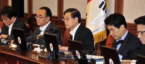 9일 오전 서울 세종로 정부 중앙청사에서 열린 국무회의에서 김황식 국무총리가 모두발언을 하고 있다.<br />김명섭 기자 msiron@\r\n9일 오전 서울 세종로 정부 중앙청사에서 열린 국무회의에서 김황식 국무총리가 모두발언을 하고 있다.\n김명섭 기자 msiron@\r\n정부는 9일 오전 서울 세종로 정부 중앙청사에서 국무회의를 열었다. 연속된 증시 폭락의 여파로 국무위원들 모두 긴장된 표정으로 회의에 참석하고 있다.  김명섭 기자/msiron@