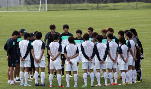 <YONHAP PHOTO-0796> 훈련하는 한국 청소년대표팀 (마니살레스<콜롬비아>=연합뉴스) 최재구 기자 = 국제축구연맹(FIFA) U-20 월드컵에 출전한 한국대표팀이 9일 오전(한국시각) 콜롬비아 마니살레스에서 스페인을 상대로 치를 16강전에 대비해 훈련하며 이광종 감독의 지도를 받고 있다. 2011.8.9 jjaeck9@yna.co.kr/2011-08-09 09:56:37/ <저작권자 ⓒ 1980-2011 ㈜연합뉴스. 무단 전재 재배포 금지.>\r\nIN FOCUS Korea’s U20 national team holds a meeting during a practice session on Monday.  Yonhap News