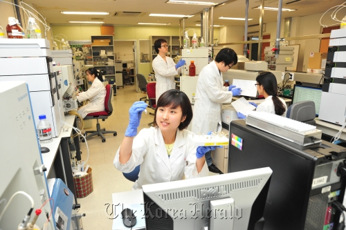 Researchers work in a laboratory at the Doping Control Center in Seoul.  KIST