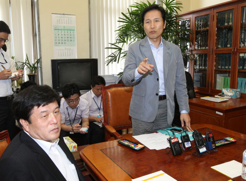 <YONHAP PHOTO-0978> 피해대책 소위 (서울=연합뉴스) 서명곤 기자 = 9일 오전 국회에서 열린 부실저축은행 피해자 구제대책 소위원회에서 민주당 우제창 의원이 8일 진행된 회의 내용에 대해 말하고 있다. 2011.8.9 seephoto@yna.co.kr/2011-08-09 11:10:58/ <저작권자 ⓒ 1980-2011 ㈜연합뉴스. 무단 전재 재배포 금지.>\r\nRep. Ooh Che-chang of the main opposition Democratic Party speaks at a meeting with the ruling Grand National Party’s representatives on measures to help depositors at nine savings banks that became insolvent this year at the National Assembly in Yeouido, Seoul, Tuesday.  Yonhap News