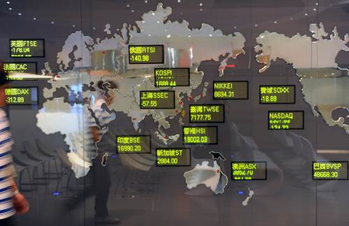 <YONHAP PHOTO-1340> AAn man walks past a billboard showing global stock indices at the Taiwan Stocks Exchange in Taipei on August 9, 2011. Asian stock markets tumbled on August 9, deepening sharp losses over the previous two sessions brought on by the historic US credit downgrade and the debt crisis in Europe. AFP PHOTO / Sam YEH /2011-08-09 14:19:57/ <저작권자 ⓒ 1980-2011 ㈜연합뉴스. 무단 전재 재배포 금지.>\r\nA billboard shows global stock indices at the Taiwan Stock Exchange in Taipei on Tuesday.    AFP-Yonhap News