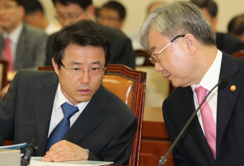 <YONHAP PHOTO-1524> 금융위원장과 금감원장 (서울=연합뉴스) 서명곤 기자 = 9일 오후 국회에서 열린 정무위원회 전체회의에서 김석동 금융위원장과 권혁세 금융감독원장이 이야기를 나누고 있다. 이날 코스피는 68.10P(3.64%) 내린 1,801.35에 장을 마감했다. 2011.8.9 seephoto@yna.co.kr/2011-08-09 15:32:06/ <저작권자 ⓒ 1980-2011 ㈜연합뉴스. 무단 전재 재배포 금지.>\r\nFinancial Services Commission Chairman Kim Seok-dong (right) talks with Financial Supervisory Service Gov. Kwon Hyouk-se during a meeting of the National Assembly’s State Affairs Committee convened to discuss domestic market crisis on Tuesday.    Yonhap News
